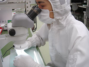 顕微鏡による基板検査（双眼作業）